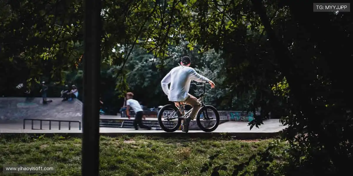 手机游戏首选平台：海量房间自由切换，社交互动不再孤单